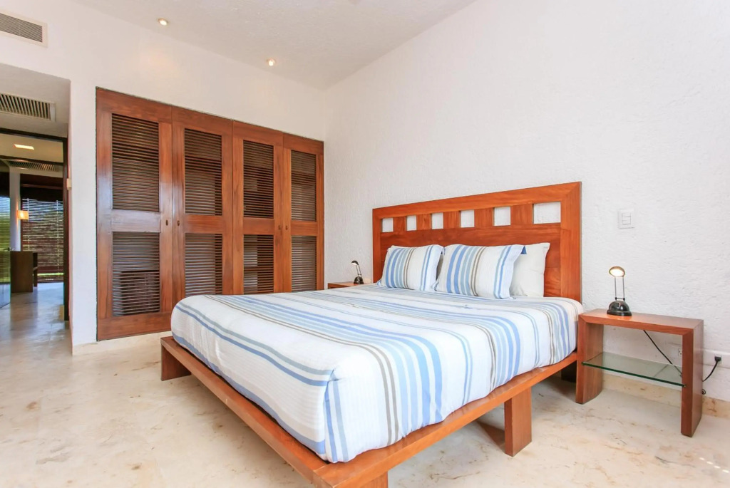 Colorful PH with private rooftop & pool in Playacar!
