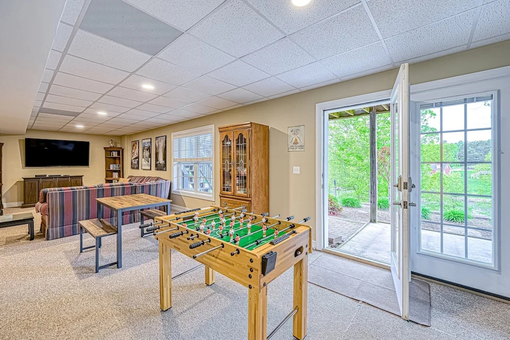 Lake Lovers Delight - Lakefront Home With Private Dock & Pool Table - Dogs OK