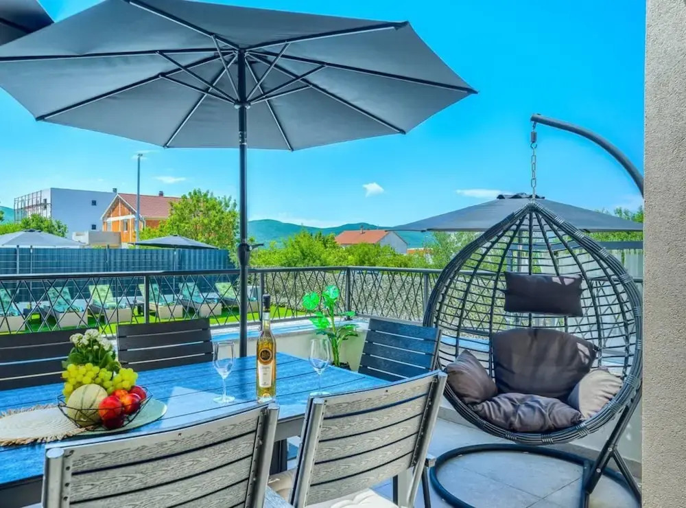 Villa Dreamin with Heated Pool & Hot Tub