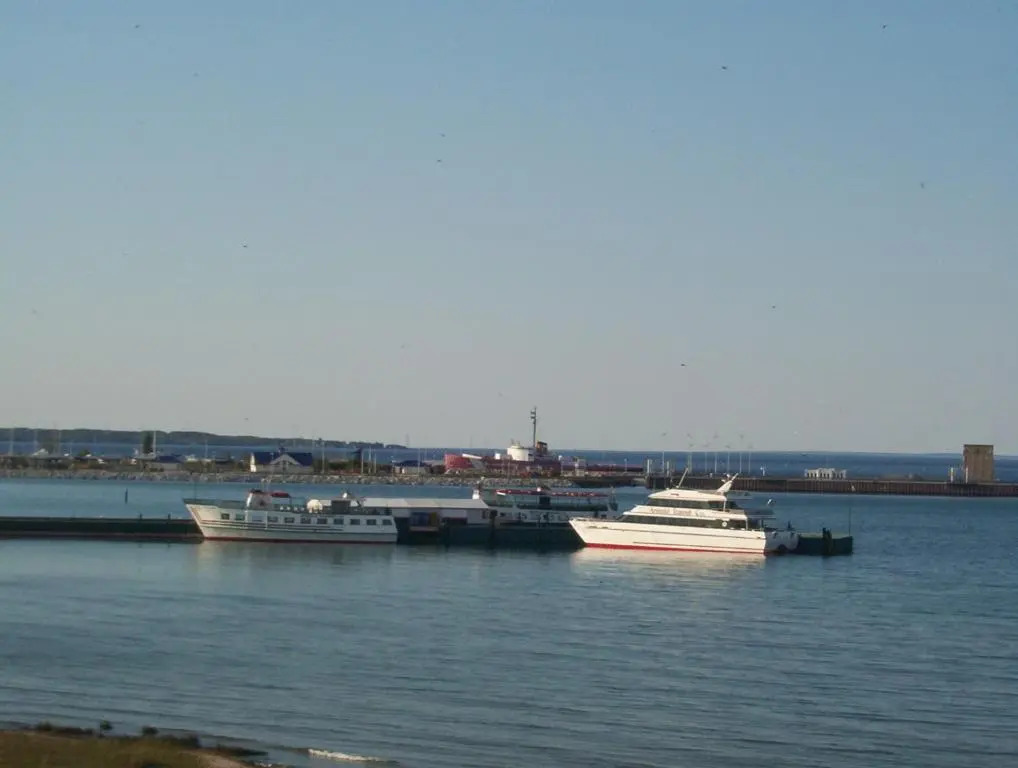Mackinaw Beach and Bay Inn & Suites