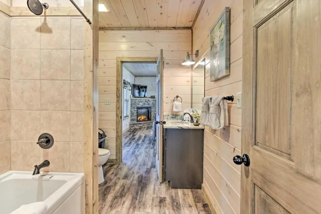 'Madison Bear Garden' 7Bdr w/Hot Tub + Pool Access