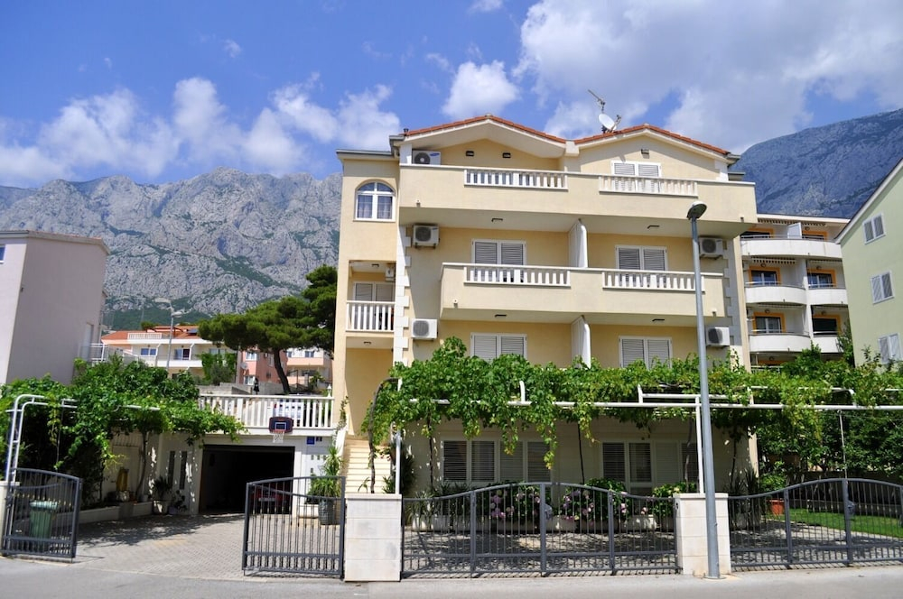Apartments Ivi