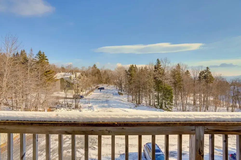 Bromley Mountain Escape w/ 2 Balconies: Hike & Ski