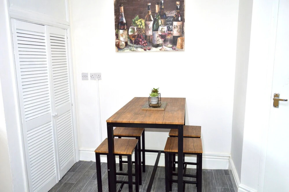 Beautiful Two-bed Apartment With Driveway Parking