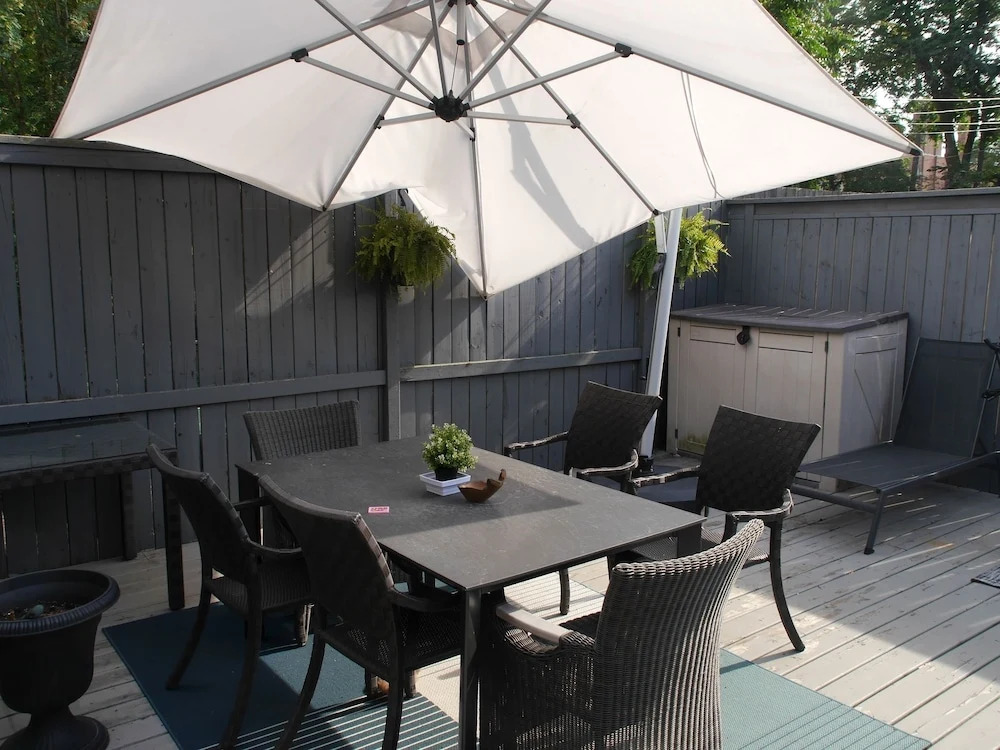 Stunning Two Level Home 3 Bedrooms