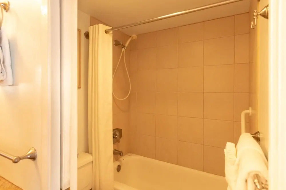 Deluxe Waikiki Banyan Condos - Free Parking & Wifi