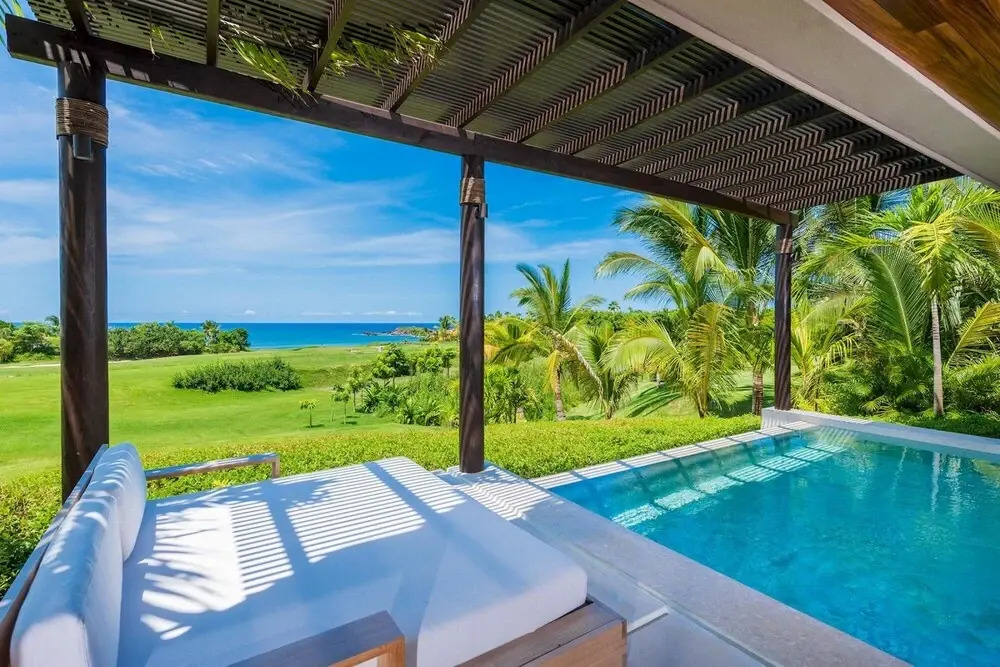 Sunny Vacation Condo 3