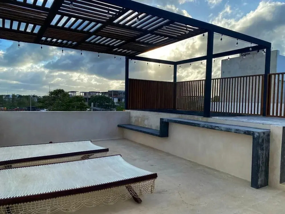 Deluxe Studio Direct Exit to the Pool