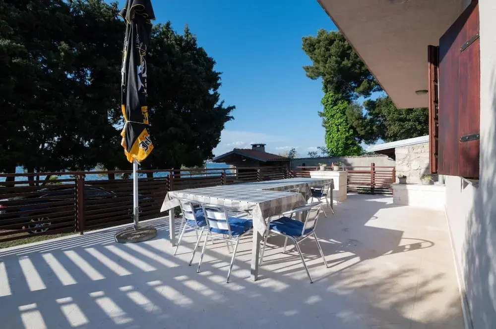 Tiho - 10m From the Beach - SA1 Potkrovlje