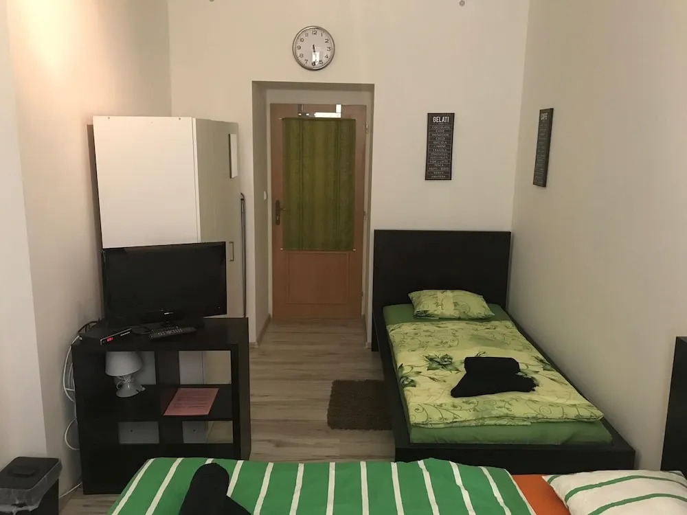 3 Bed Flat - Sleeps 20 - Smoking Room - Wifi
