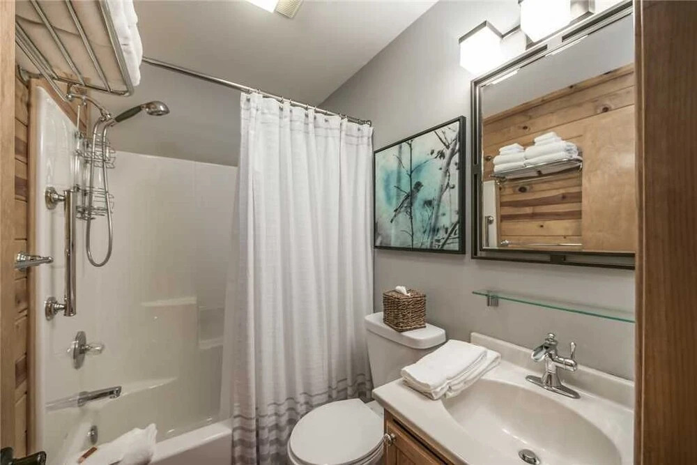 CenterView - Two Bedroom Cabin with Hot Tub