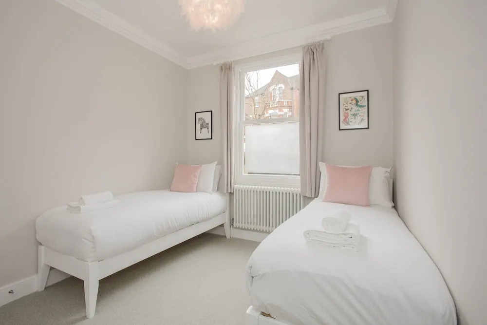 Modern 3 Bedroom Flat in West Hampstead