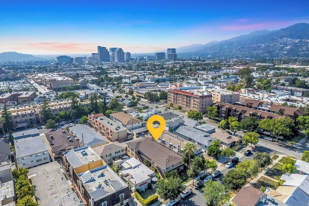 Chic City Apt Near Americana Glendale