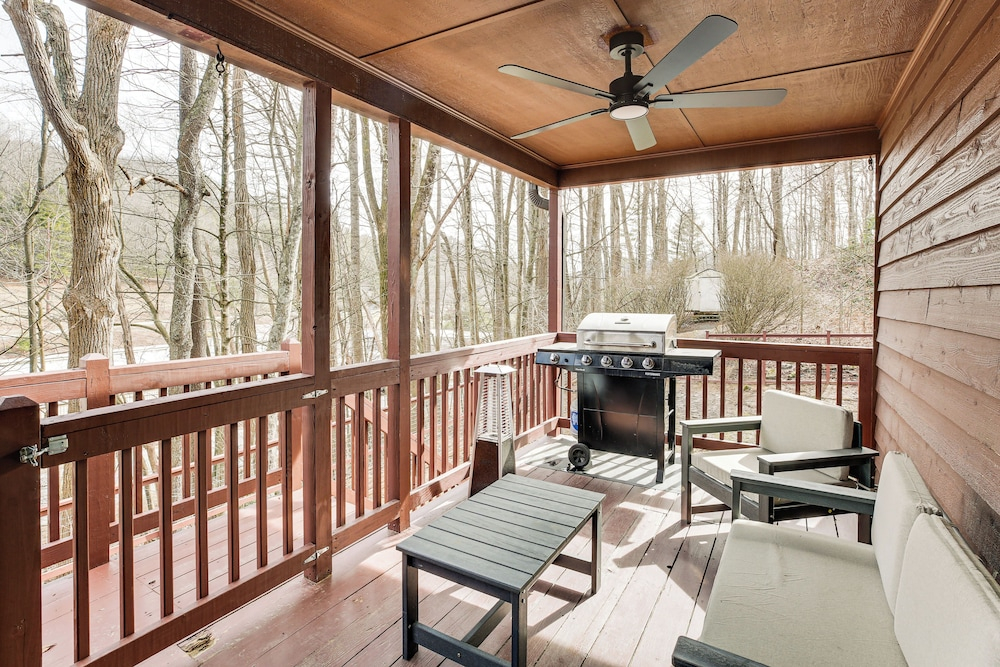 Raley's Retreat w/ Hot Tub: 2 Mi to Dtwn Boone!