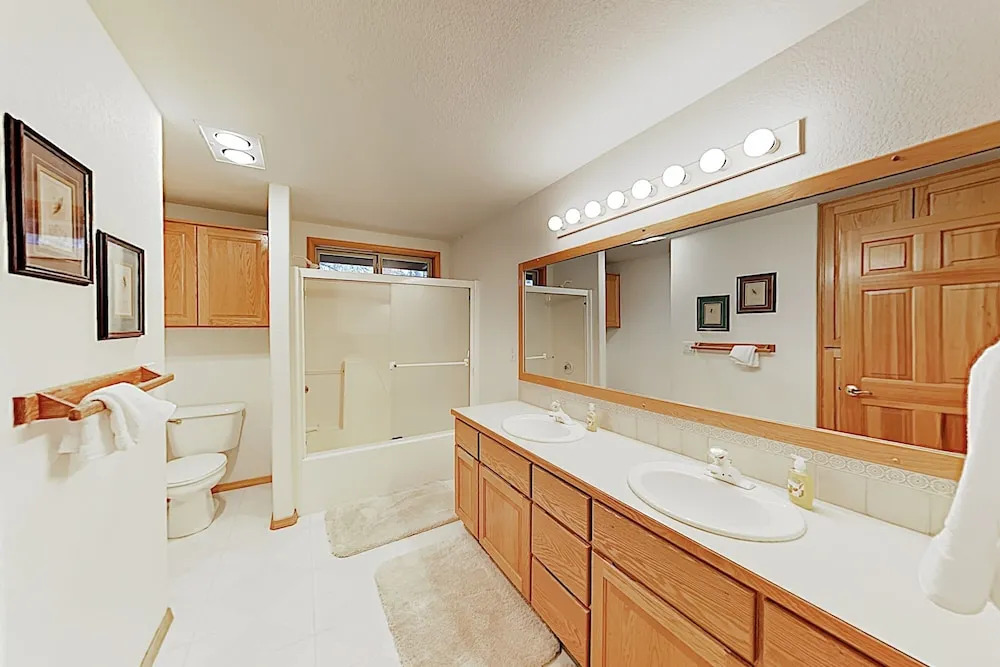 Tranquil North End Gem W/ Hot Tub & Bikes 5 Bedroom Home