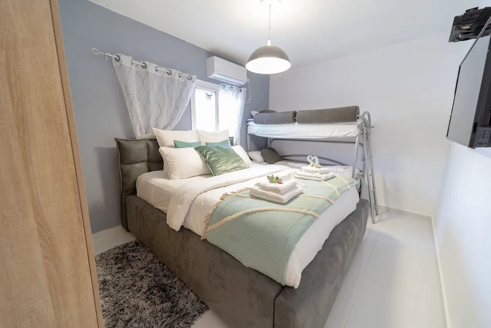 YalaRent Sunny 3BR APT - Families only