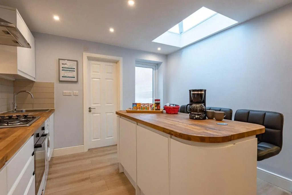 Stylish & Modern 3 Bedroom Reading House with Free WiFi, Netflix, Amazon, Disney, Apple TV By JDF Property