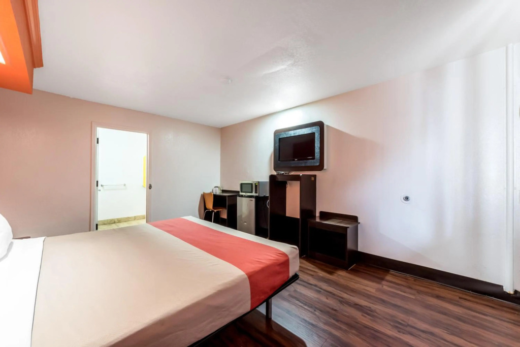 Motel 6 San Antonio, TX - Frost Bank Center
