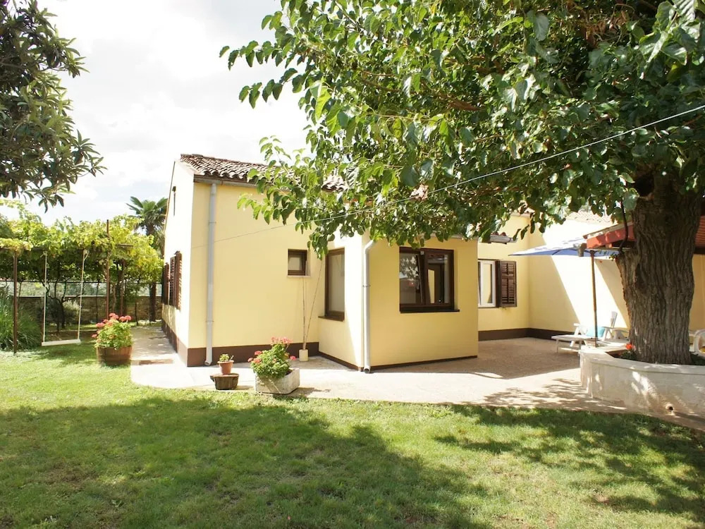 Nice House with Large Garden near Pula & Beach
