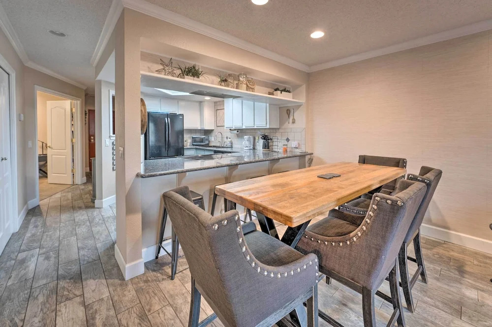 Walk to Beach: Lake Havasu Condo w/ Pool Access