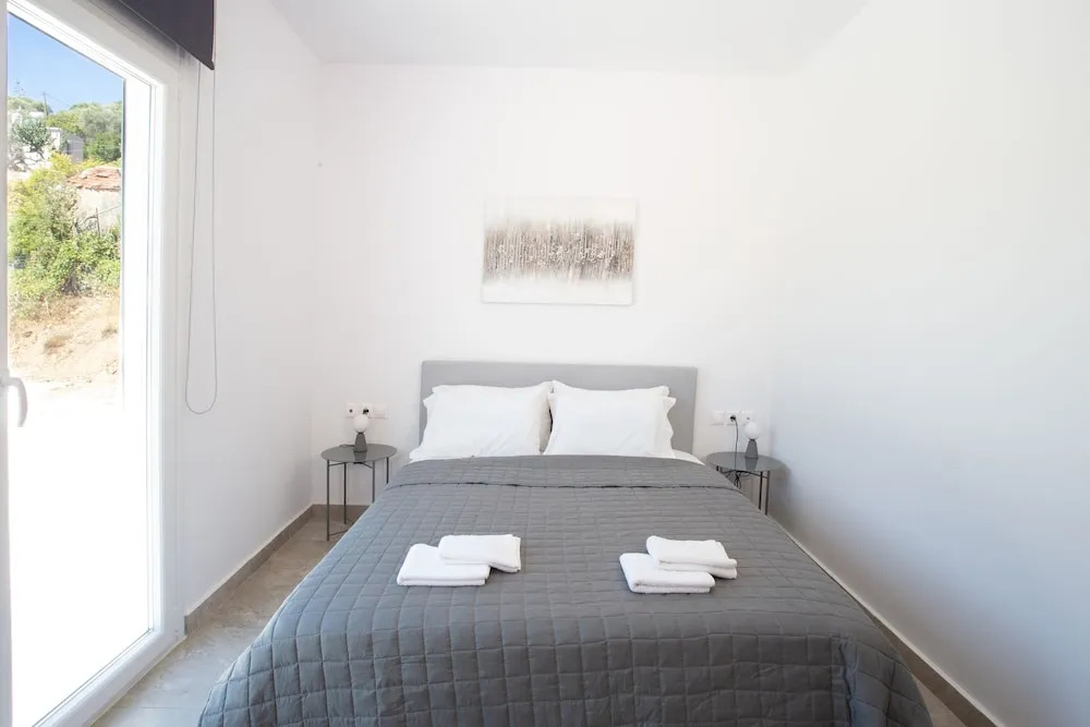 3-bed Villa in Palaioloutra With Private Pool