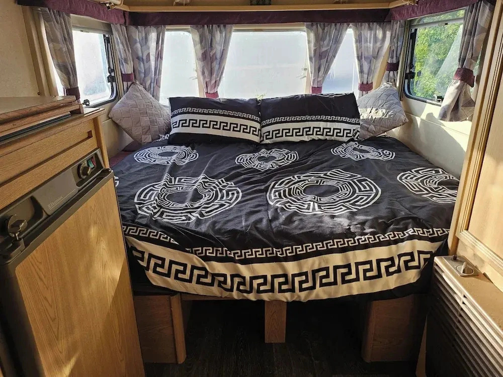 Unplugged Caravan Retreat Near the Sea