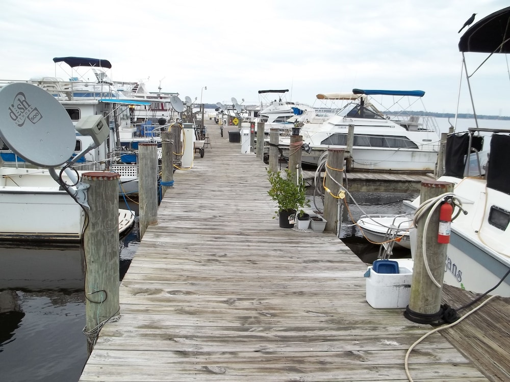 Crystal Cove Riverfront Resort