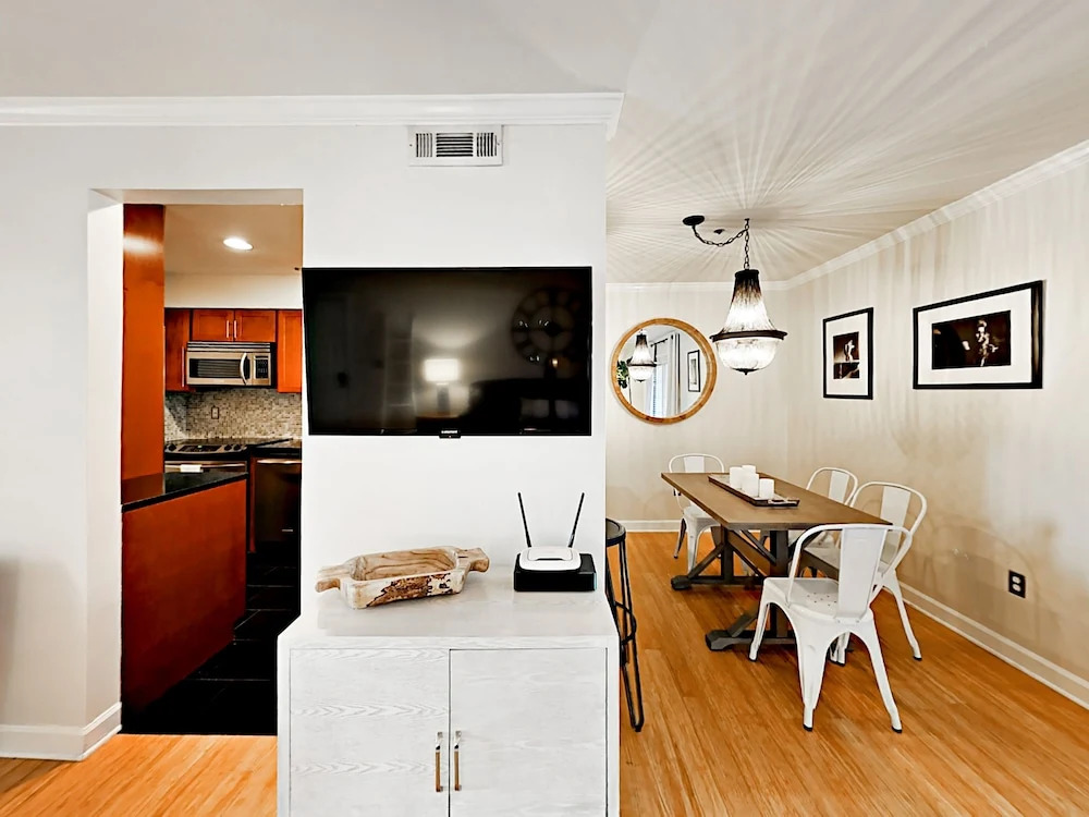 Chic SoBro - 1 Br Apts