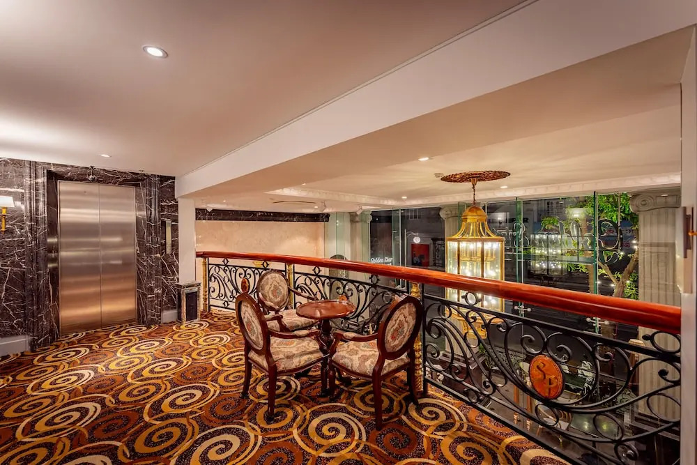 Golden Star Apartment & Hotel