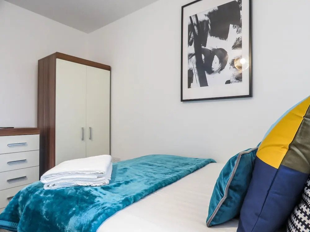 Tudors eSuites Birmingham Townhouse Private Garden Free Parking