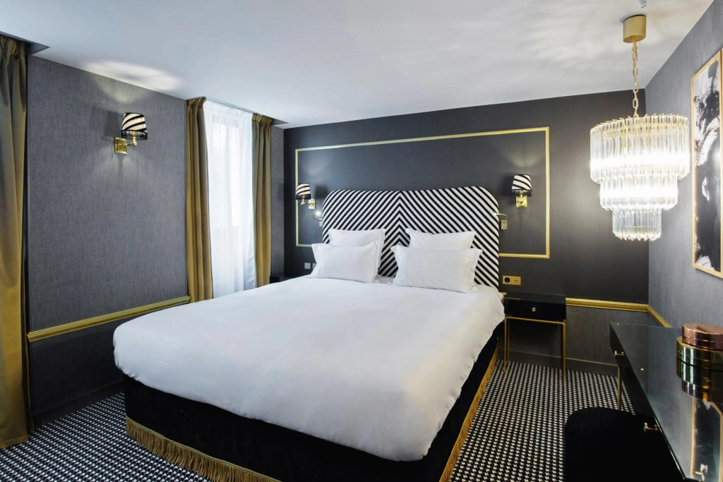 Snob Hotel