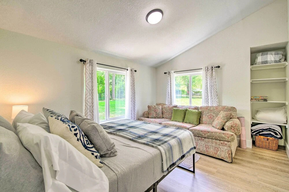 Bright Home w/ Fire Pit, Near Back 40 Trail!