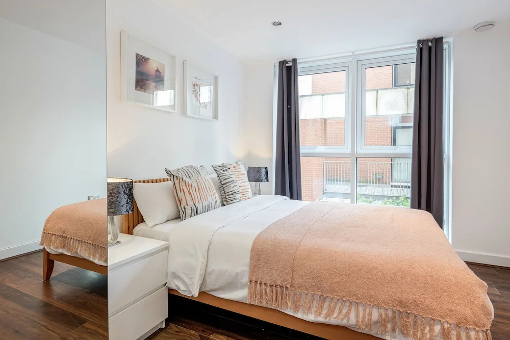 Royal Docks Guesthouse by LUXHABITAT