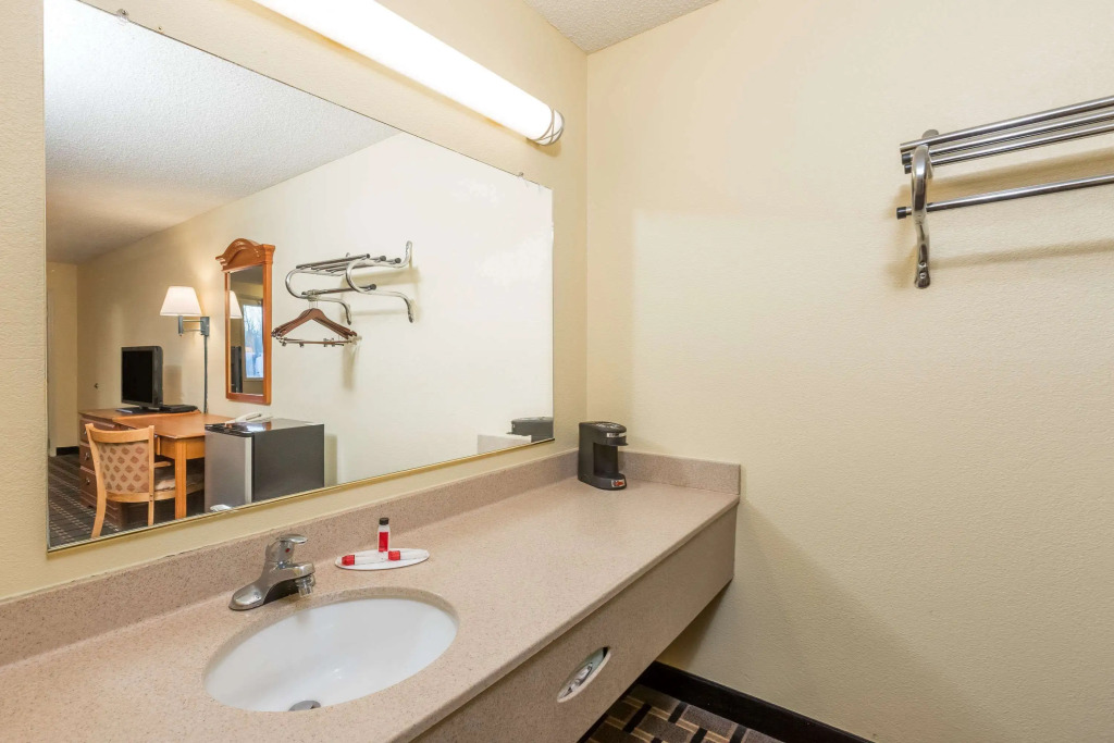Super 8 by Wyndham Indianapolis-Southport Rd