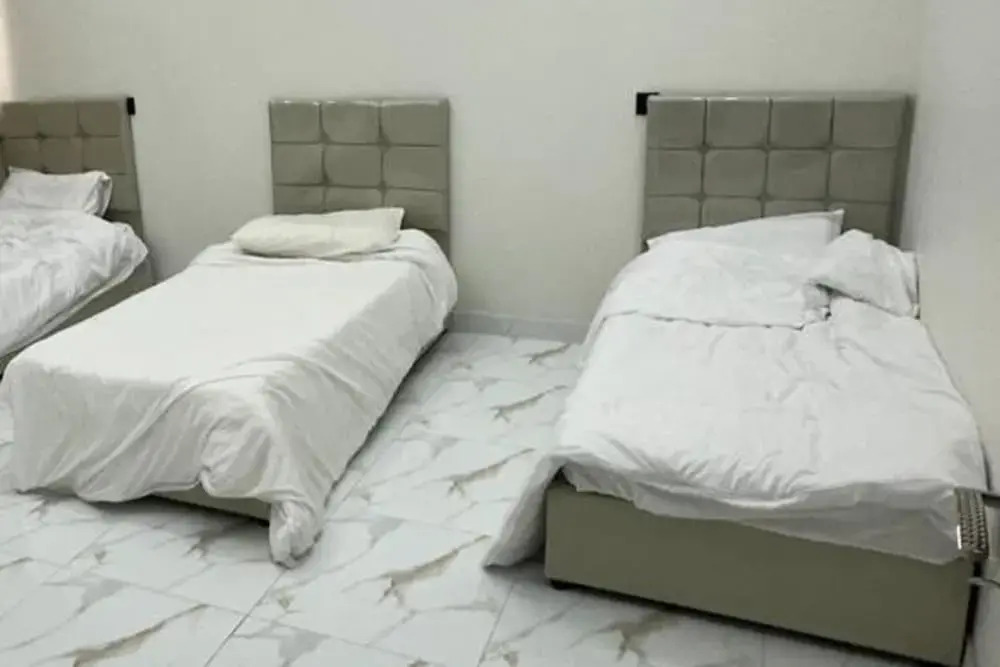 Chalet - Sleeps 9 & Free Parking