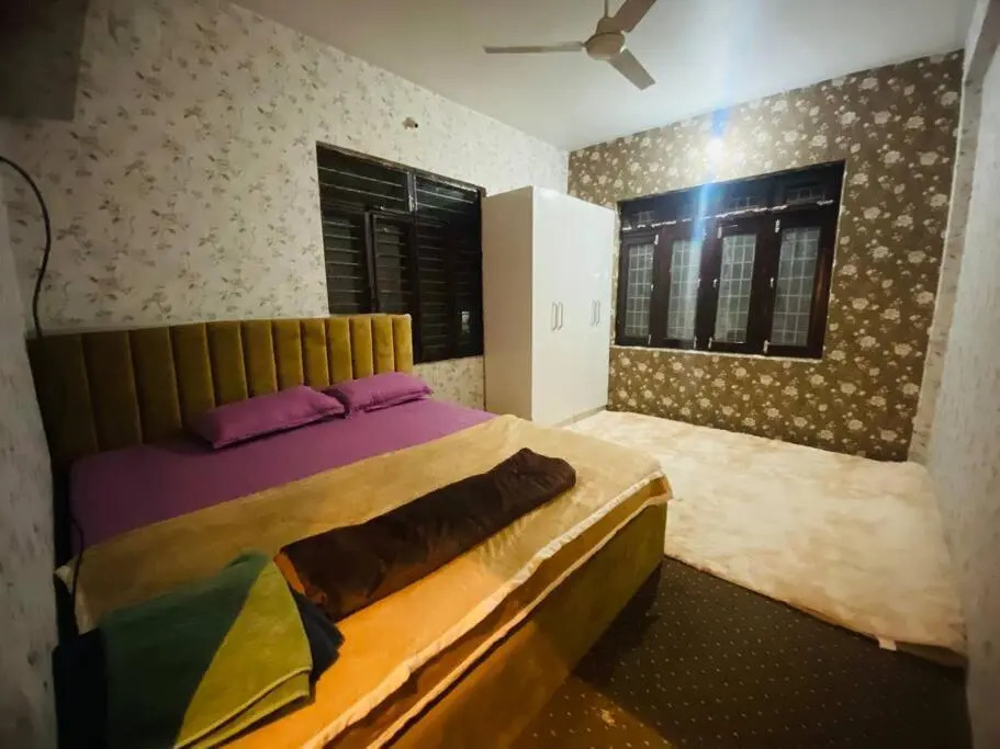 Cheerful 2 bed room flat with parking near forest.