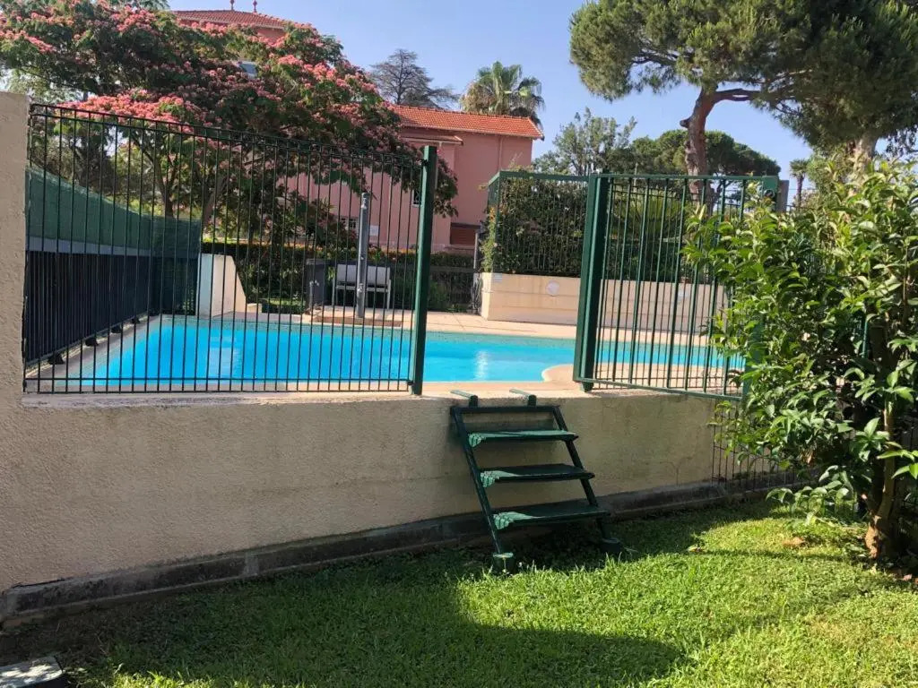 Antibes with pool, terrace & private garden, 250 mt from sandy Plage de la Salis