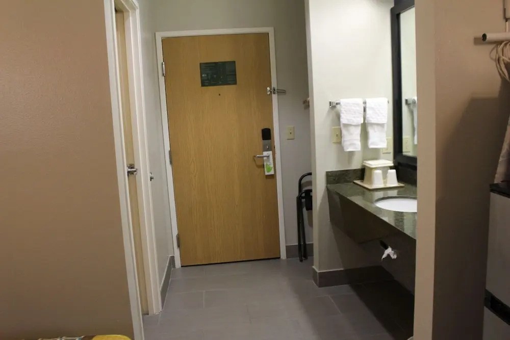 Home Gate Inn & Suites