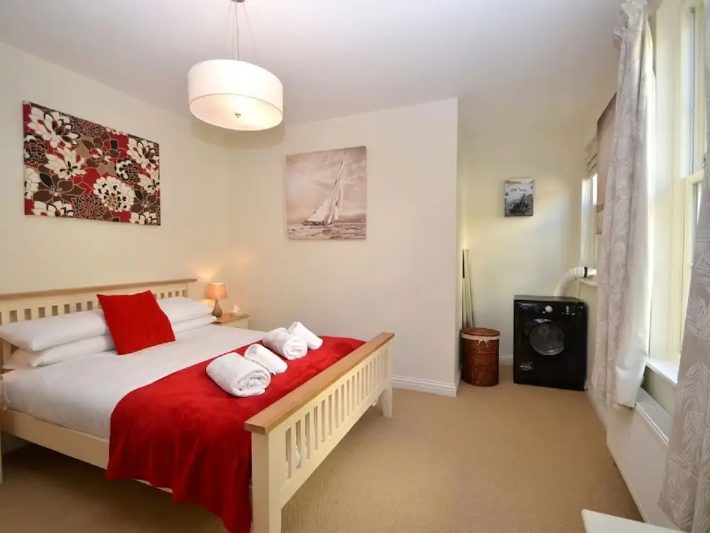 Apartment in 19th-century Building With Communal Garden in Dartmouth
