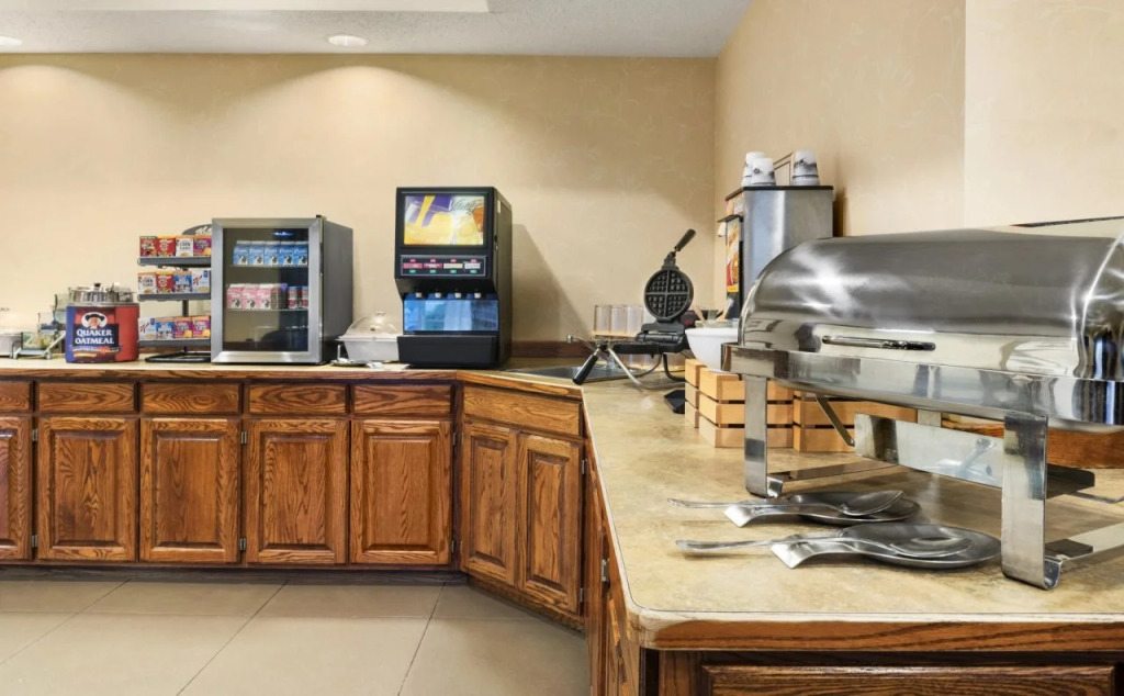 Country Inn & Suites by Radisson, West Bend, WI