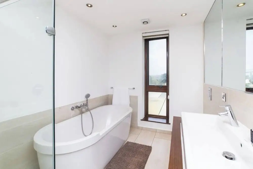 Modern 3BDR Apt at Villaggio - Rooftop Pool Skybar