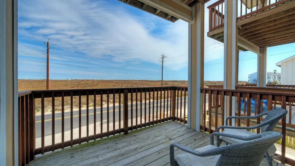 Ocean's 96 by Avantstay Heated Pool + Foosball Table + Media Room + Walk to North Padre Beach