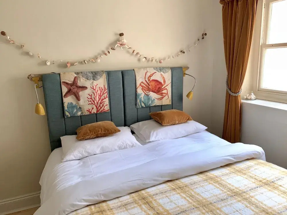 2 Bedroom Regency Flat on the Sea Front