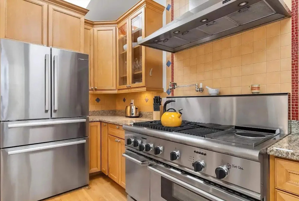 Historic Modern Capitol Hill 2-br Row Home