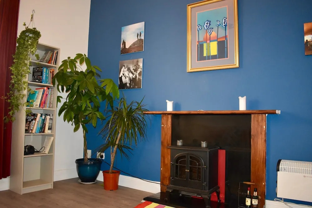 Central 1 Bedroom Apartment With Lively Decor
