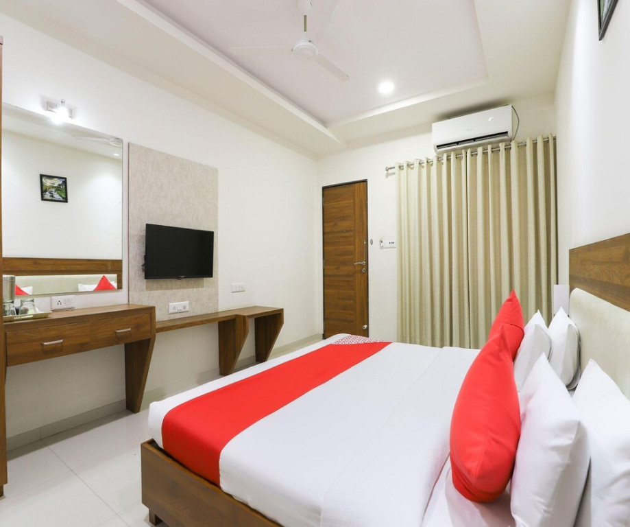 Hotel O Iskcon Temple Navasari