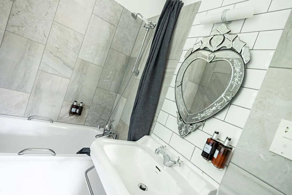 The Elmfield, 8 Bed Villa with heated indoor Swimming Pool and Cocktail Bar