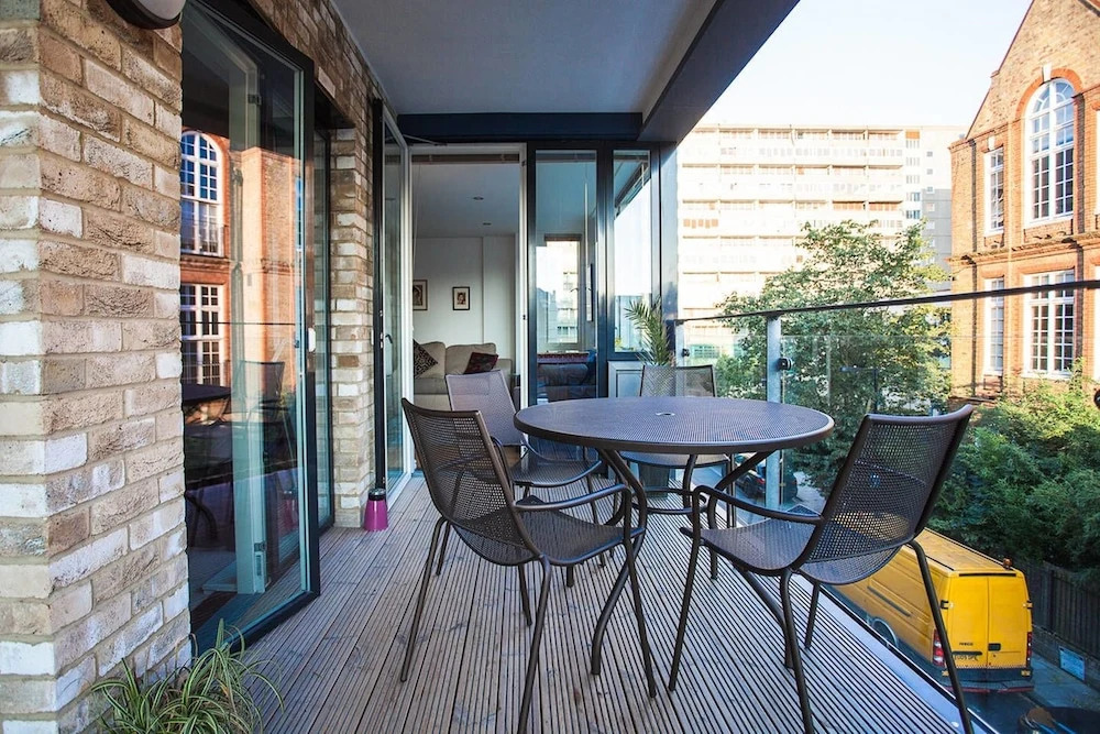 1 Bedroom Apartment Near Camberwell With Balcony