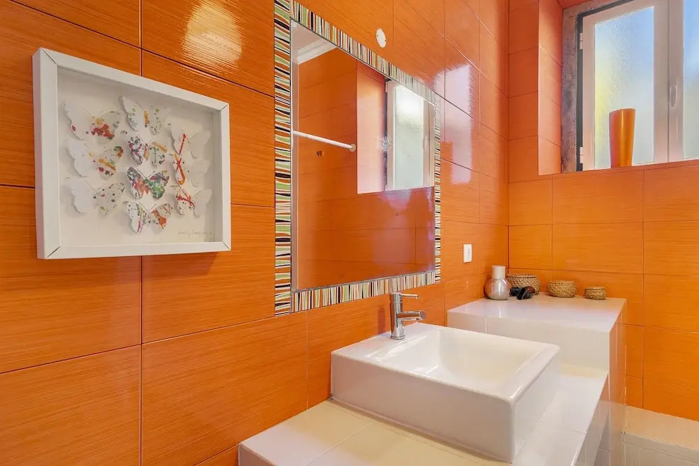 Urban Comfort: 1-Br Near Airport & Train Station