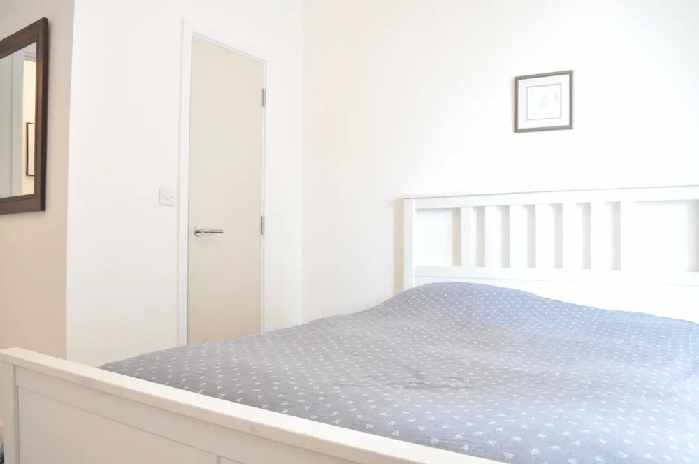 East London 2 Bedroom Flat With Balcony